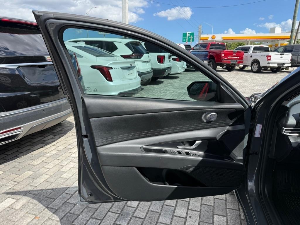Hyundai Elantra SE Sedan 2026