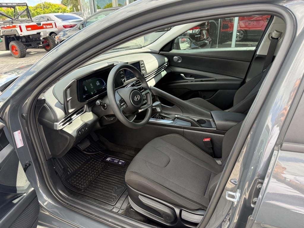 Hyundai Elantra SE Sedan 2026