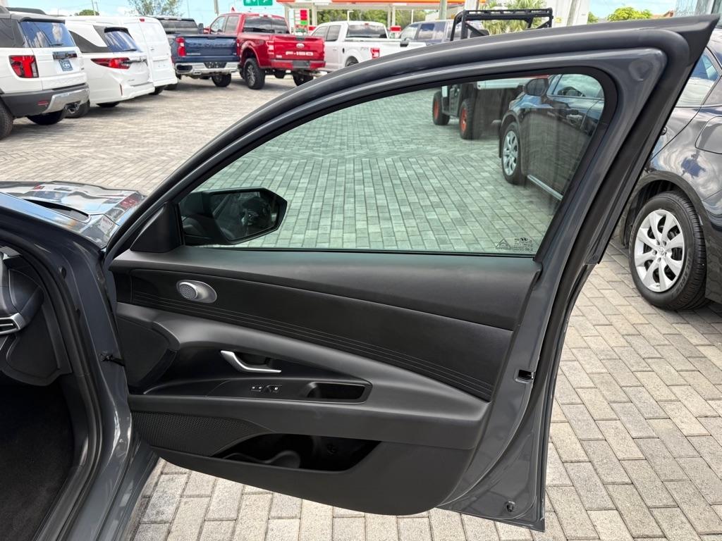 Hyundai Elantra SE Sedan 2026