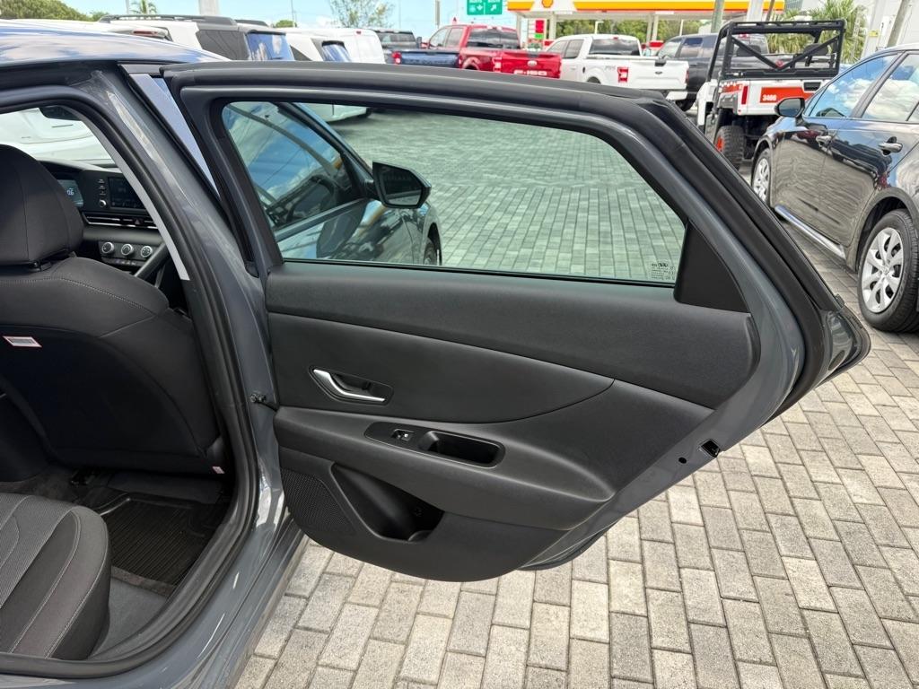 Hyundai Elantra SE Sedan 2026