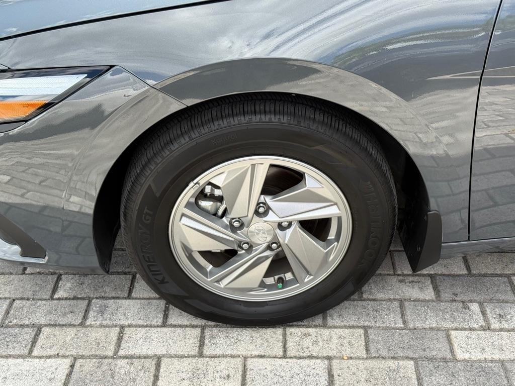Hyundai Elantra SE Sedan 2026