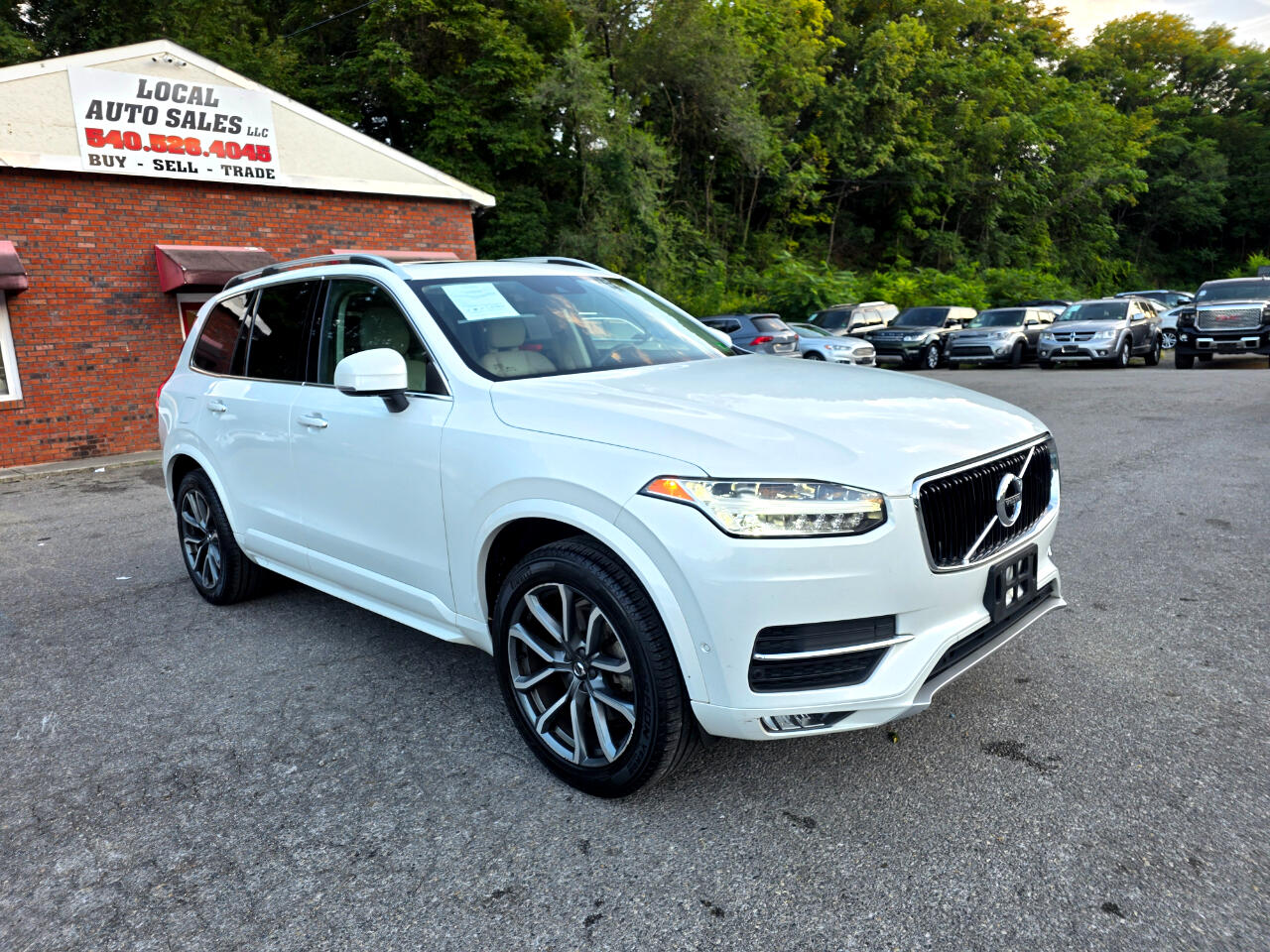 2018 Volvo XC90 T6 AWD Momentum photo 2