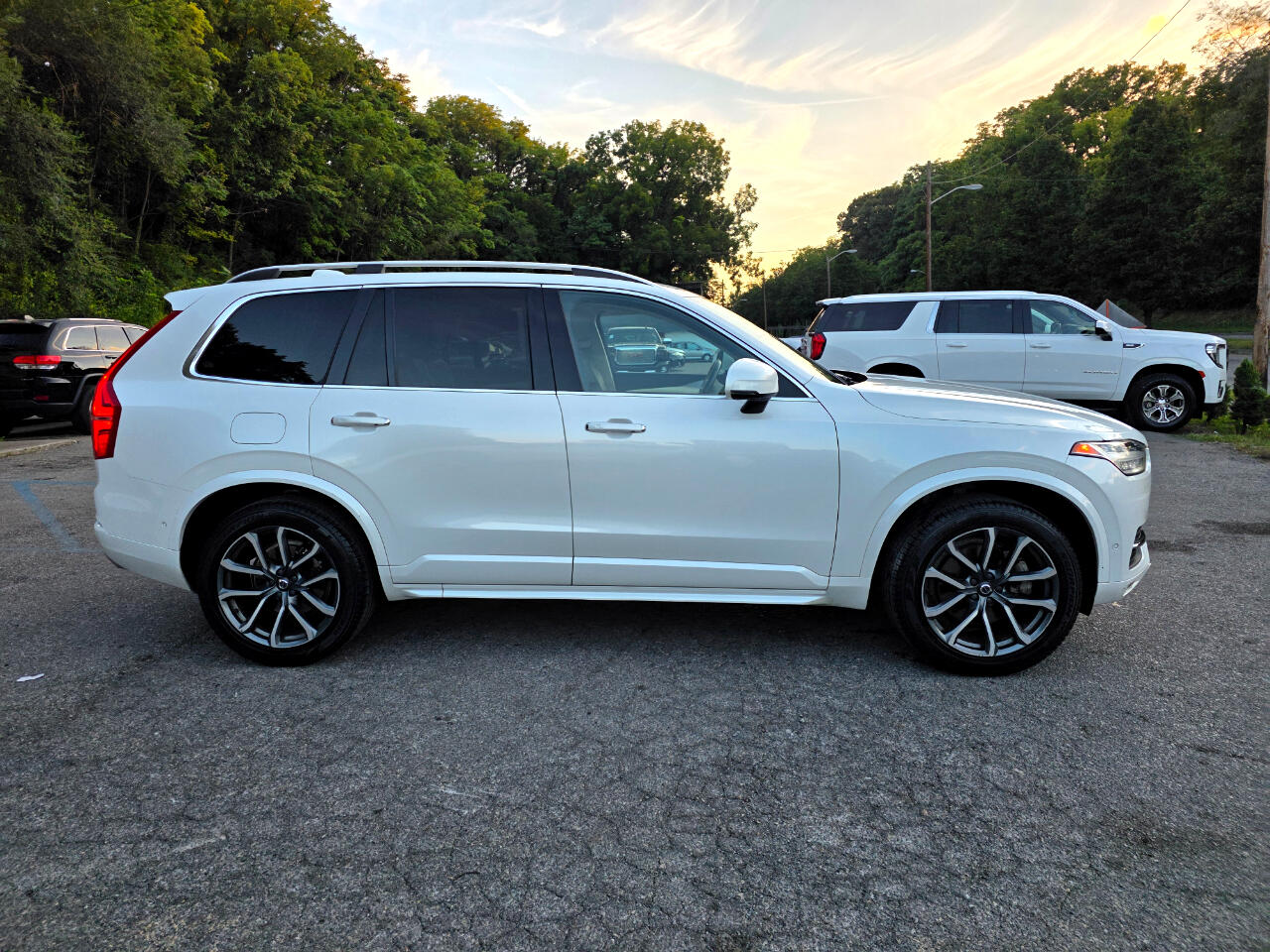 2018 Volvo XC90 T6 AWD Momentum photo 3