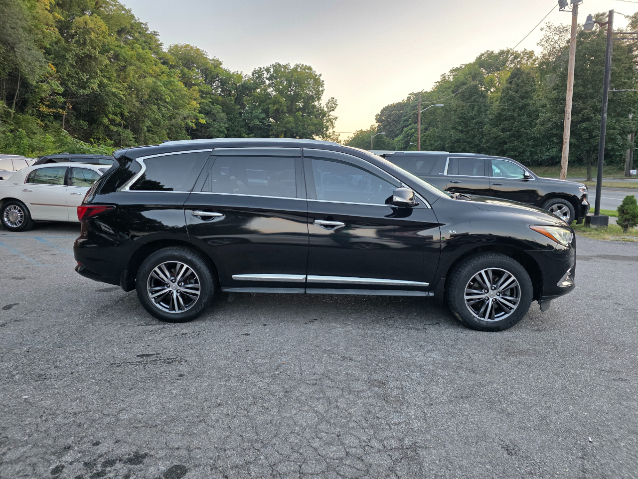 2017 Infiniti QX60 photo 2