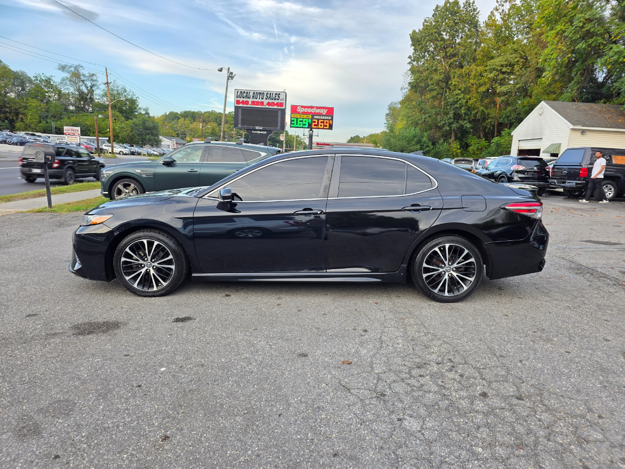 2019 Toyota Camry XLE photo 3