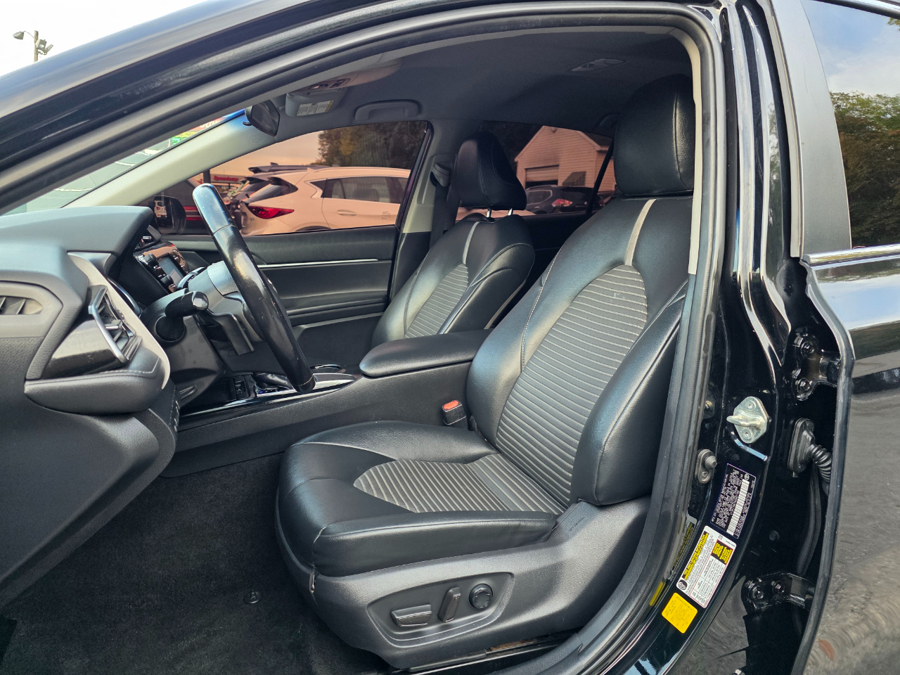 2019 Toyota Camry XLE photo 4