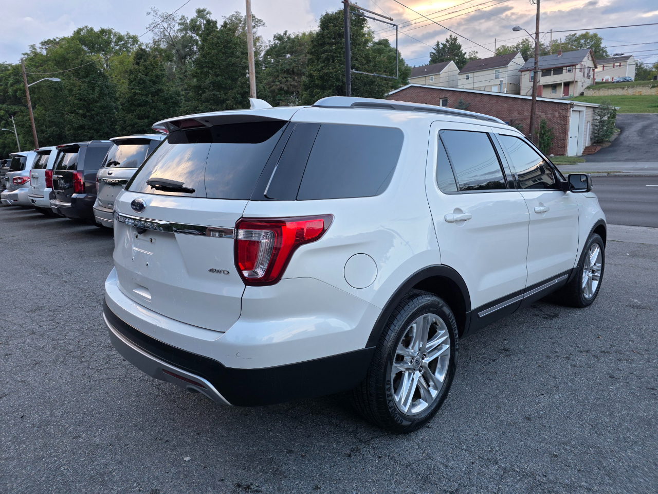 2016 Ford Explorer XLT photo 2