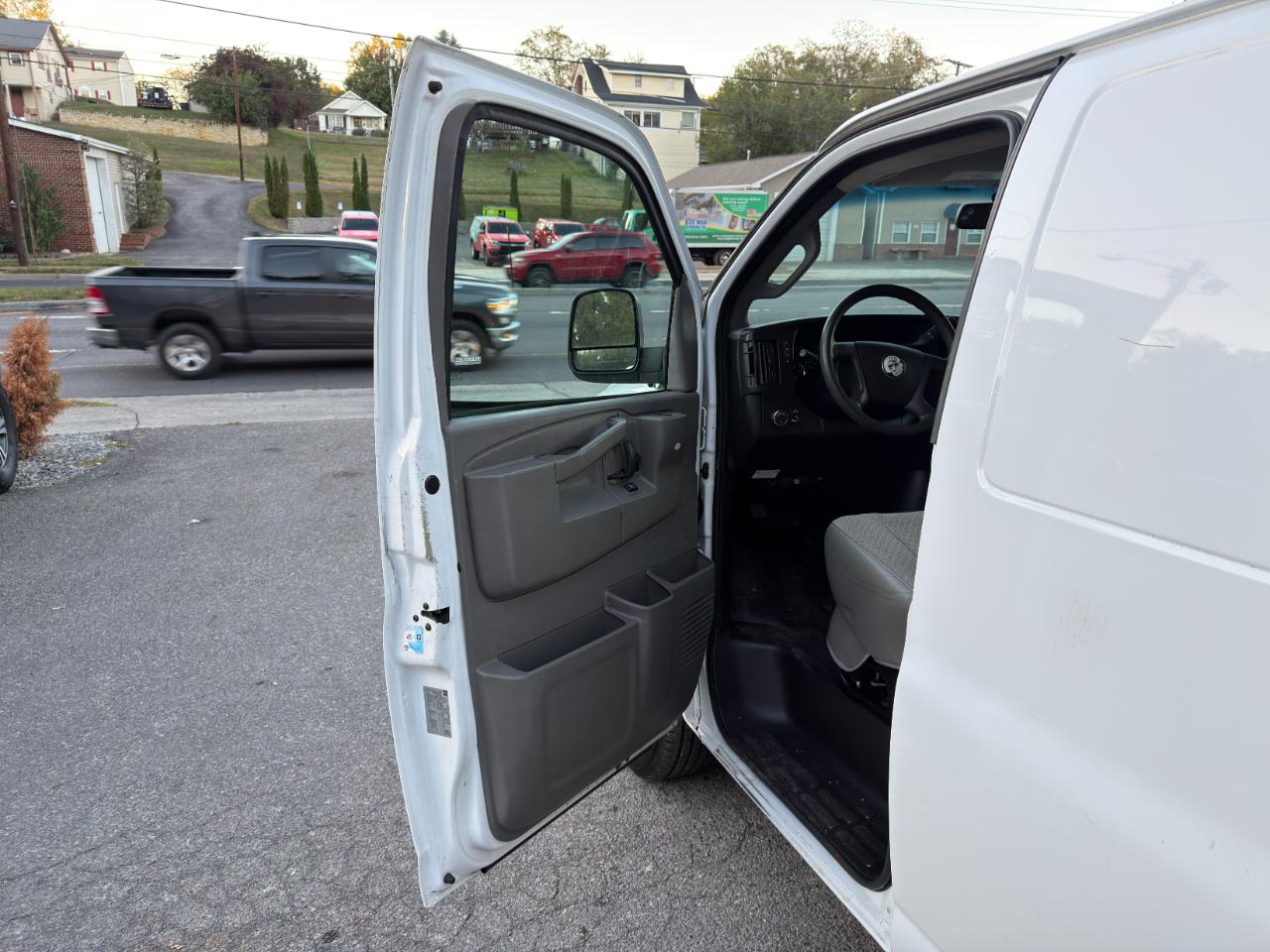 Chevrolet Express Cargo Van RWD 2500 135" 2017