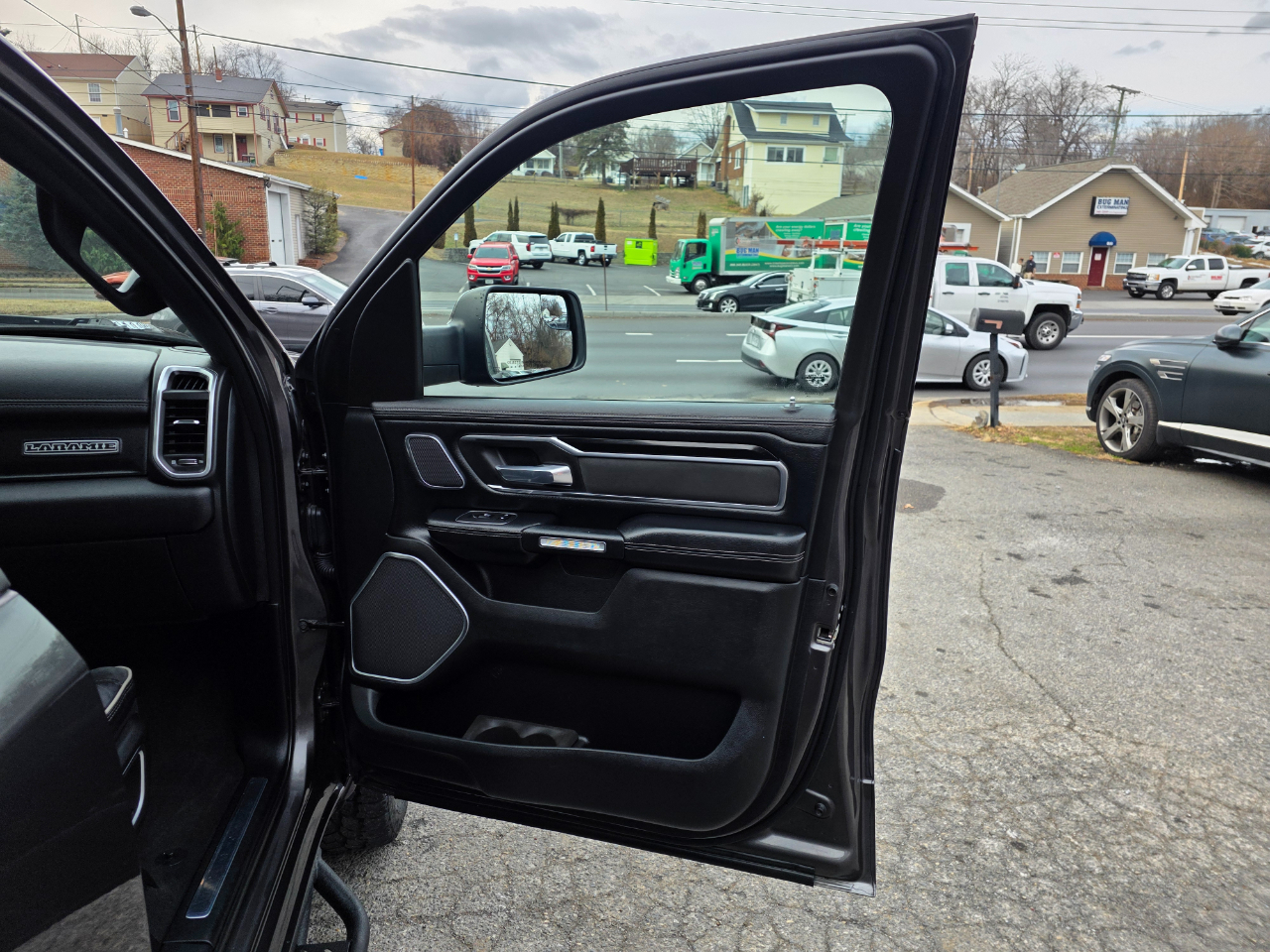 RAM 1500 Laramie 4x4 Crew Cab 6'4" Box 2019