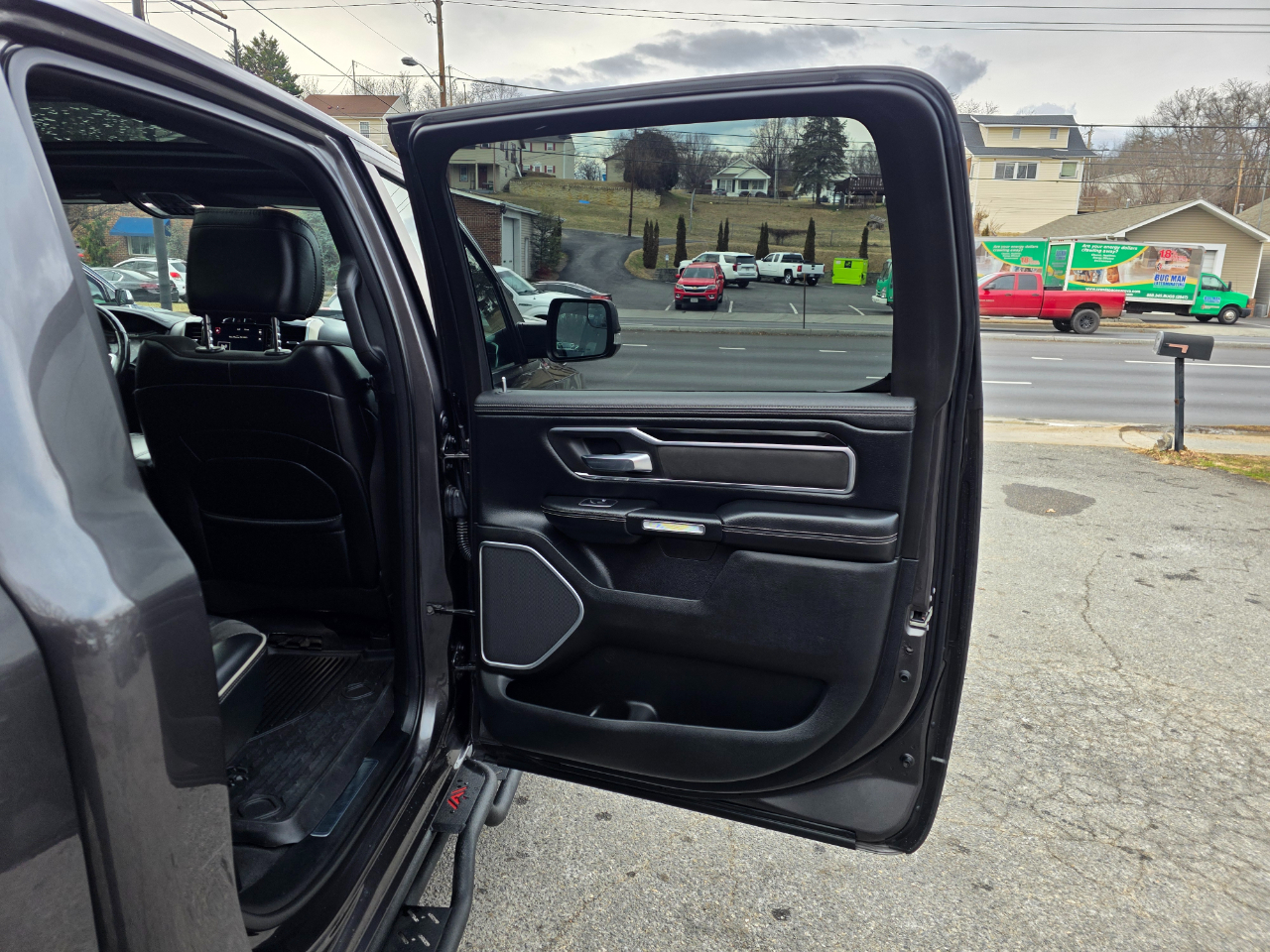 RAM 1500 Laramie 4x4 Crew Cab 6'4" Box 2019