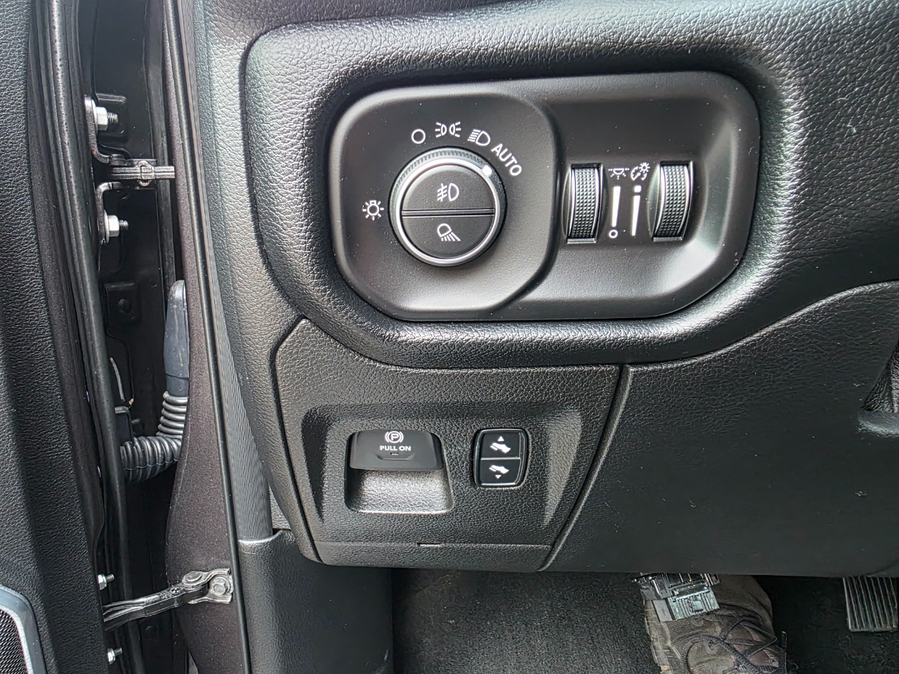 RAM 1500 Laramie 4x4 Crew Cab 6'4" Box 2019