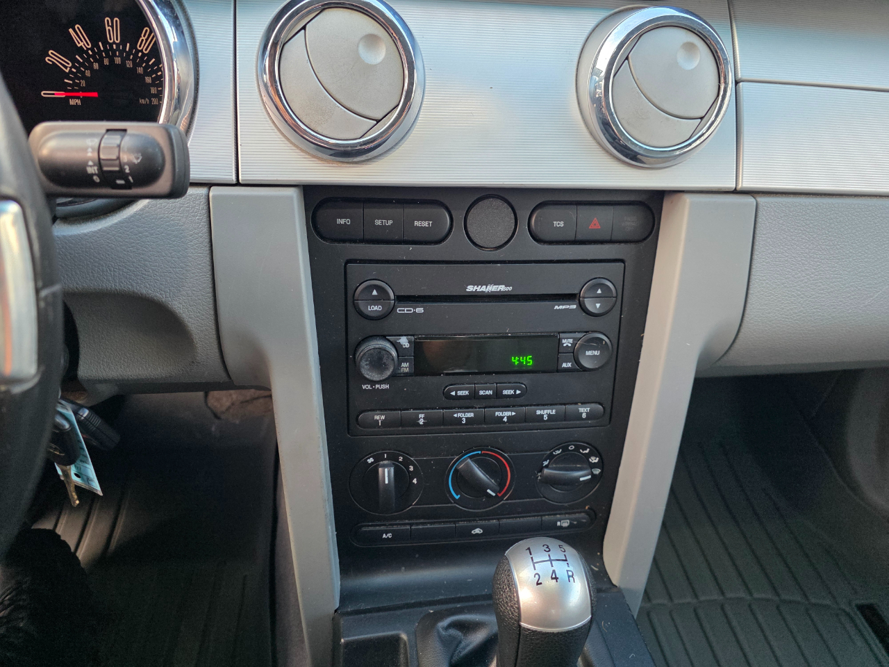 Ford Mustang 2dr Cpe Premium 2005