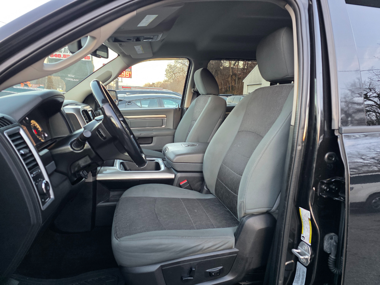 RAM 1500 Big Horn 4x4 Crew Cab 5'7" Box 2017