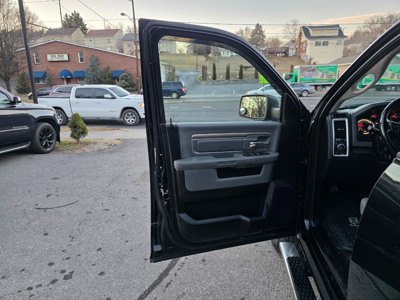 RAM 1500 Big Horn 4x4 Crew Cab 5'7" Box 2017