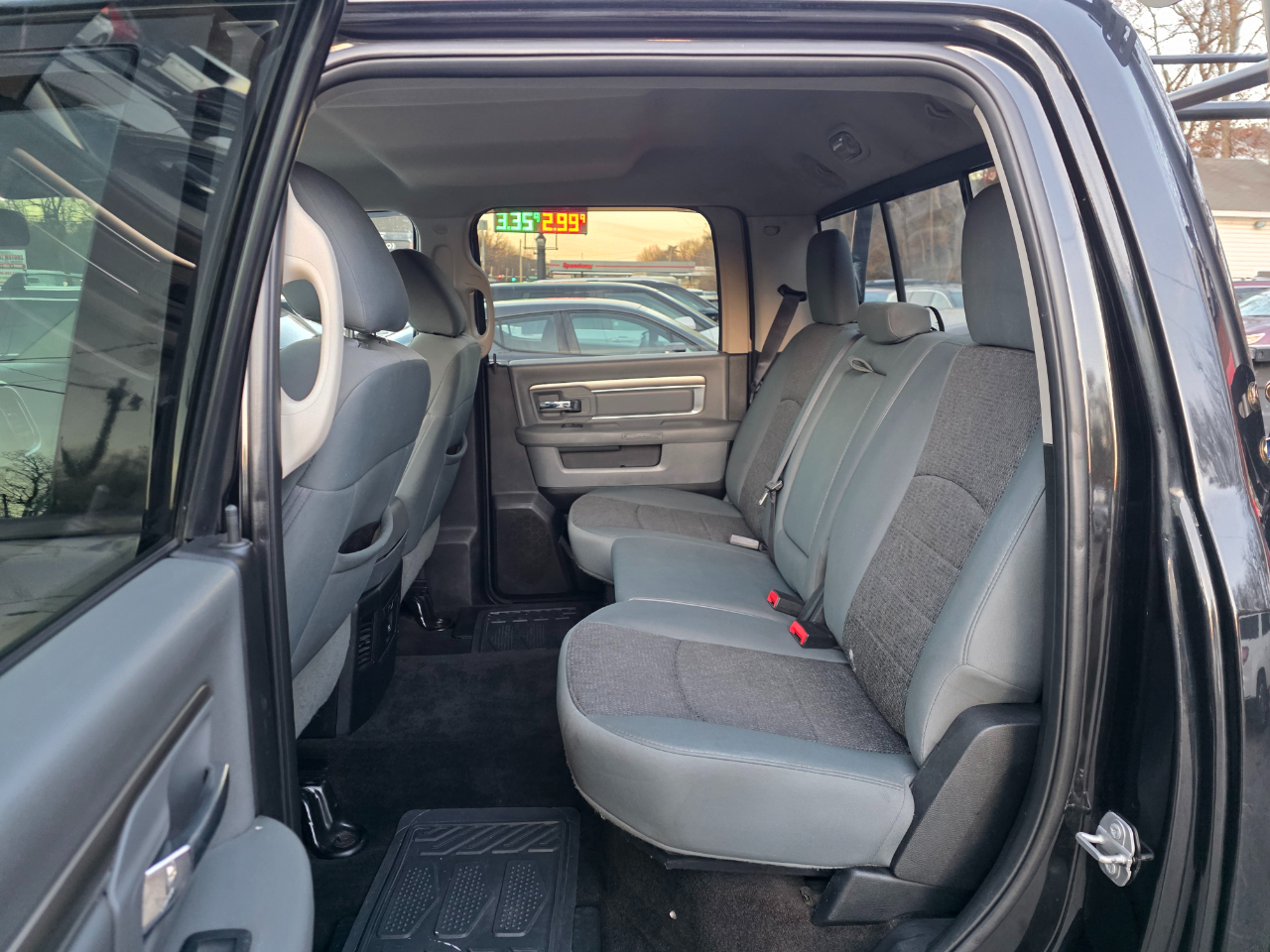 RAM 1500 Big Horn 4x4 Crew Cab 5'7" Box 2017