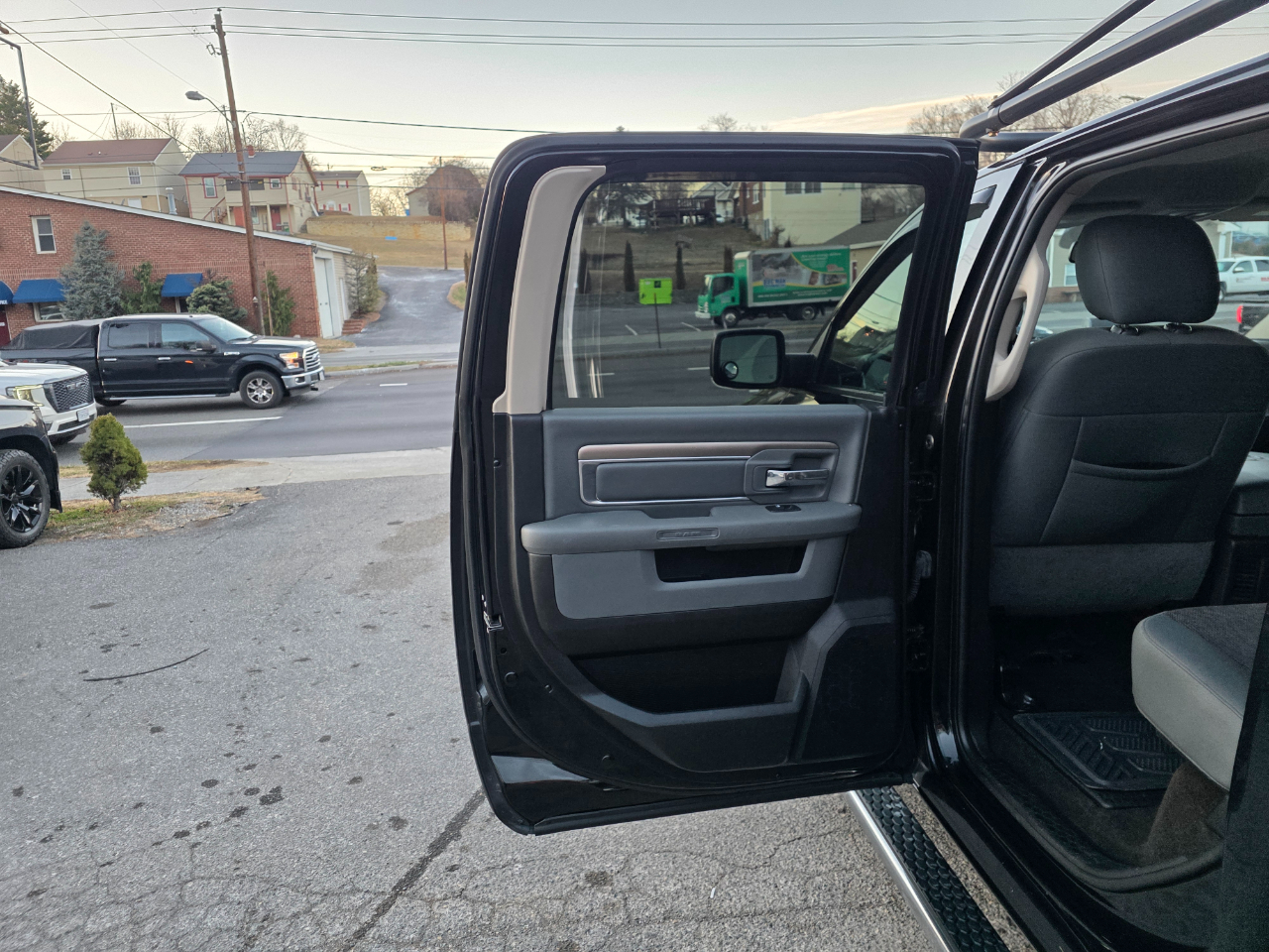 RAM 1500 Big Horn 4x4 Crew Cab 5'7" Box 2017