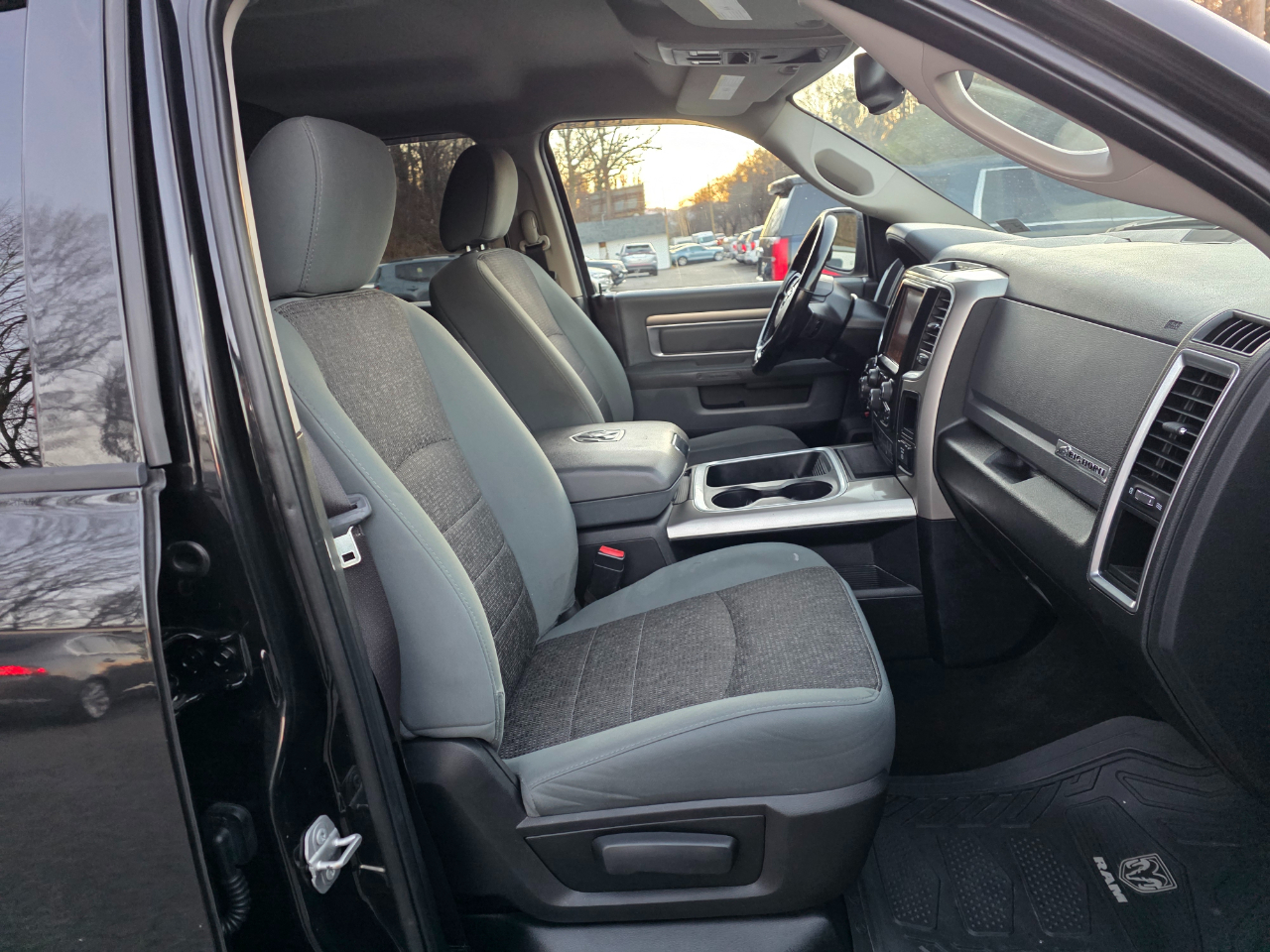 RAM 1500 Big Horn 4x4 Crew Cab 5'7" Box 2017