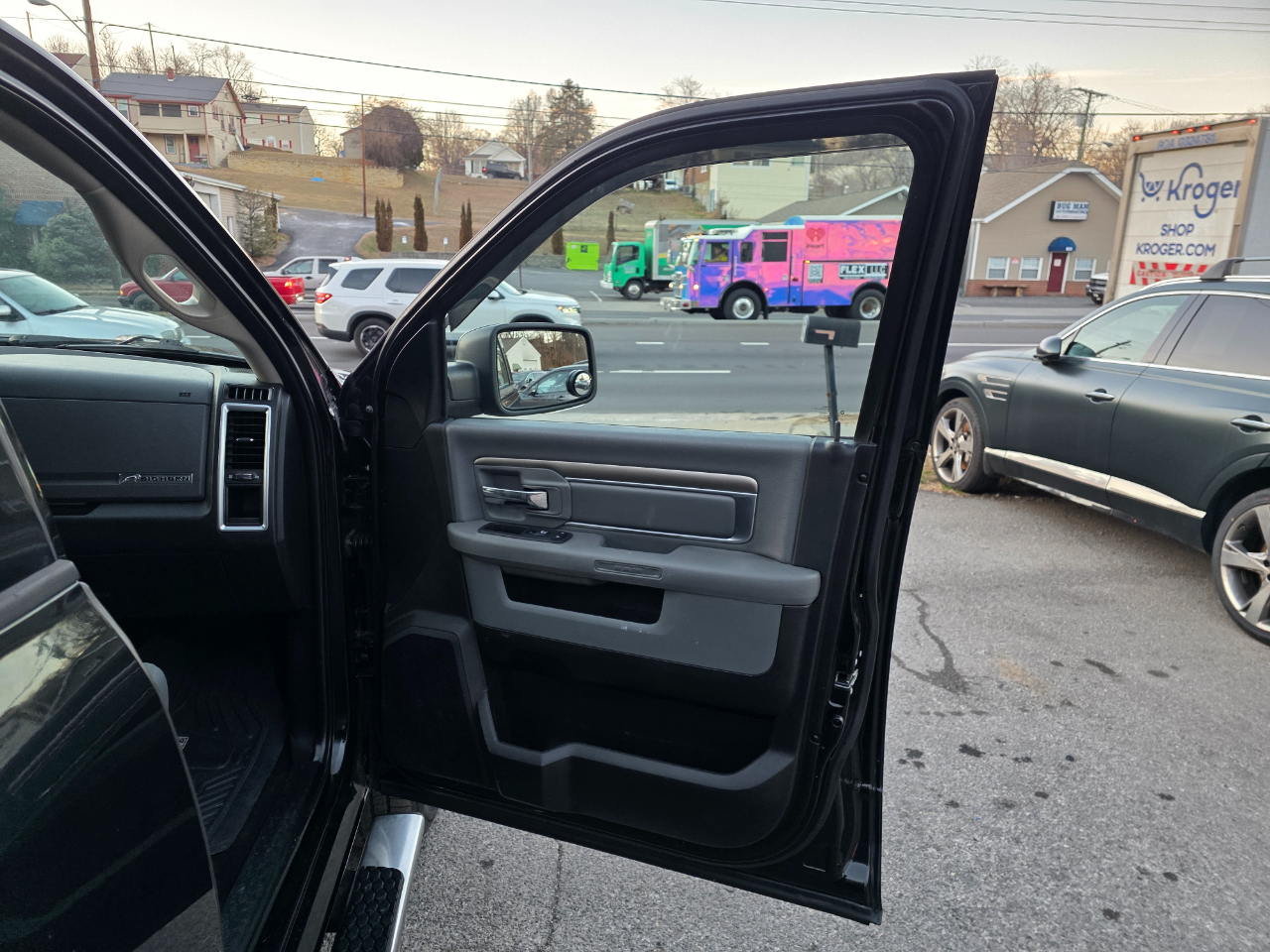 RAM 1500 Big Horn 4x4 Crew Cab 5'7" Box 2017