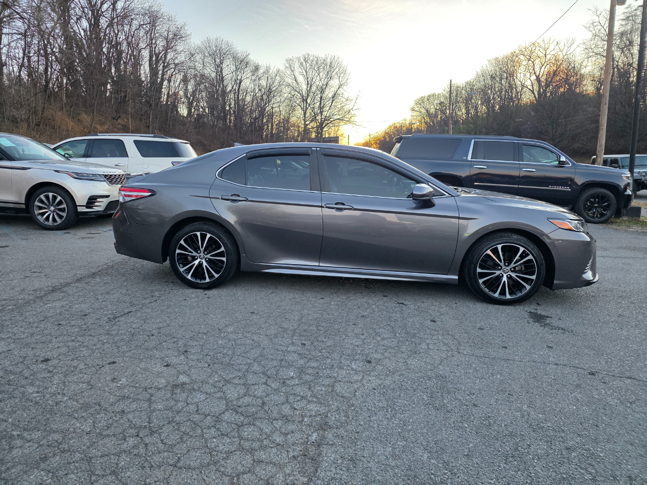 Toyota Camry SE Auto (Natl) 2020
