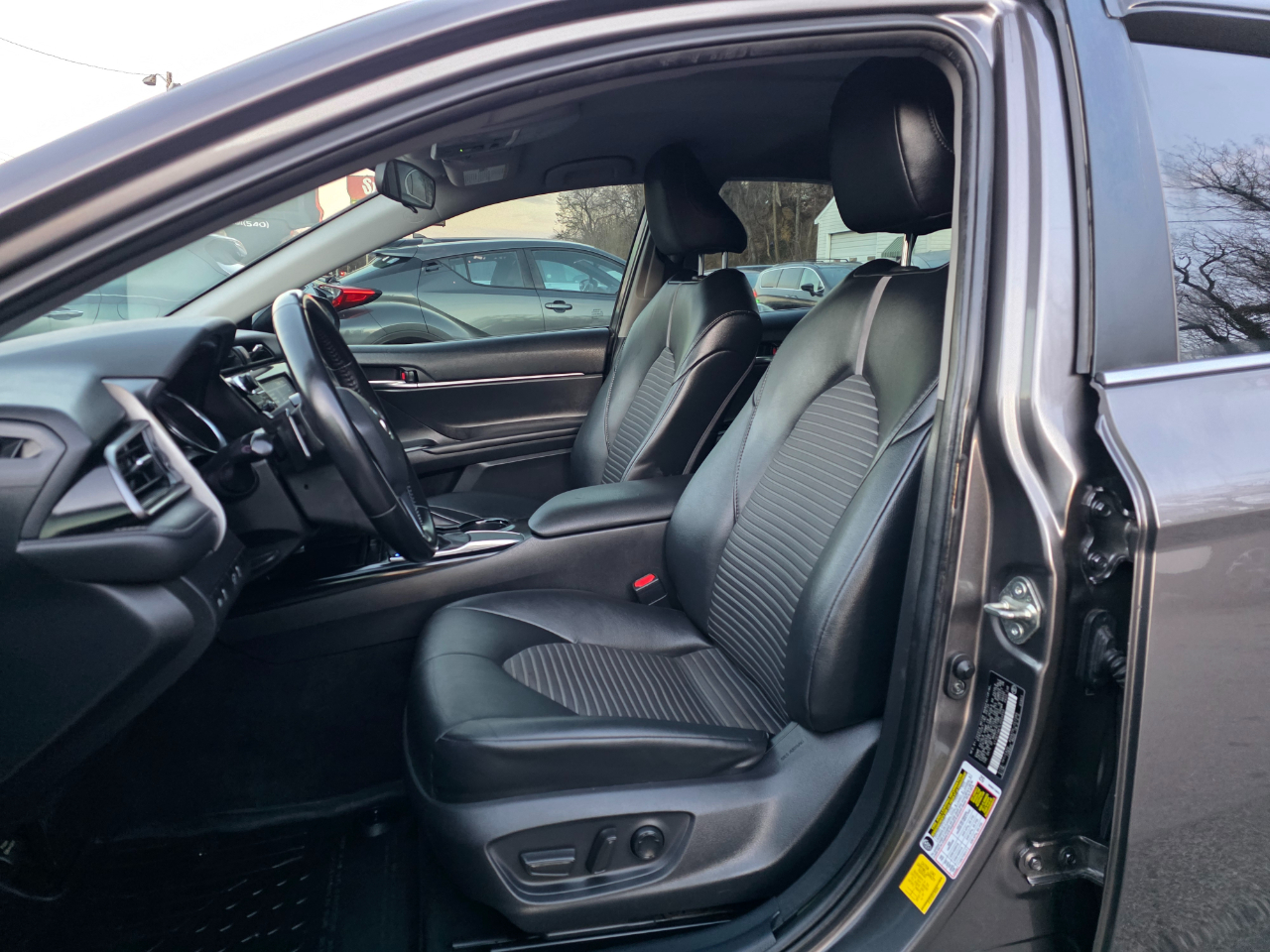 Toyota Camry SE Auto (Natl) 2020