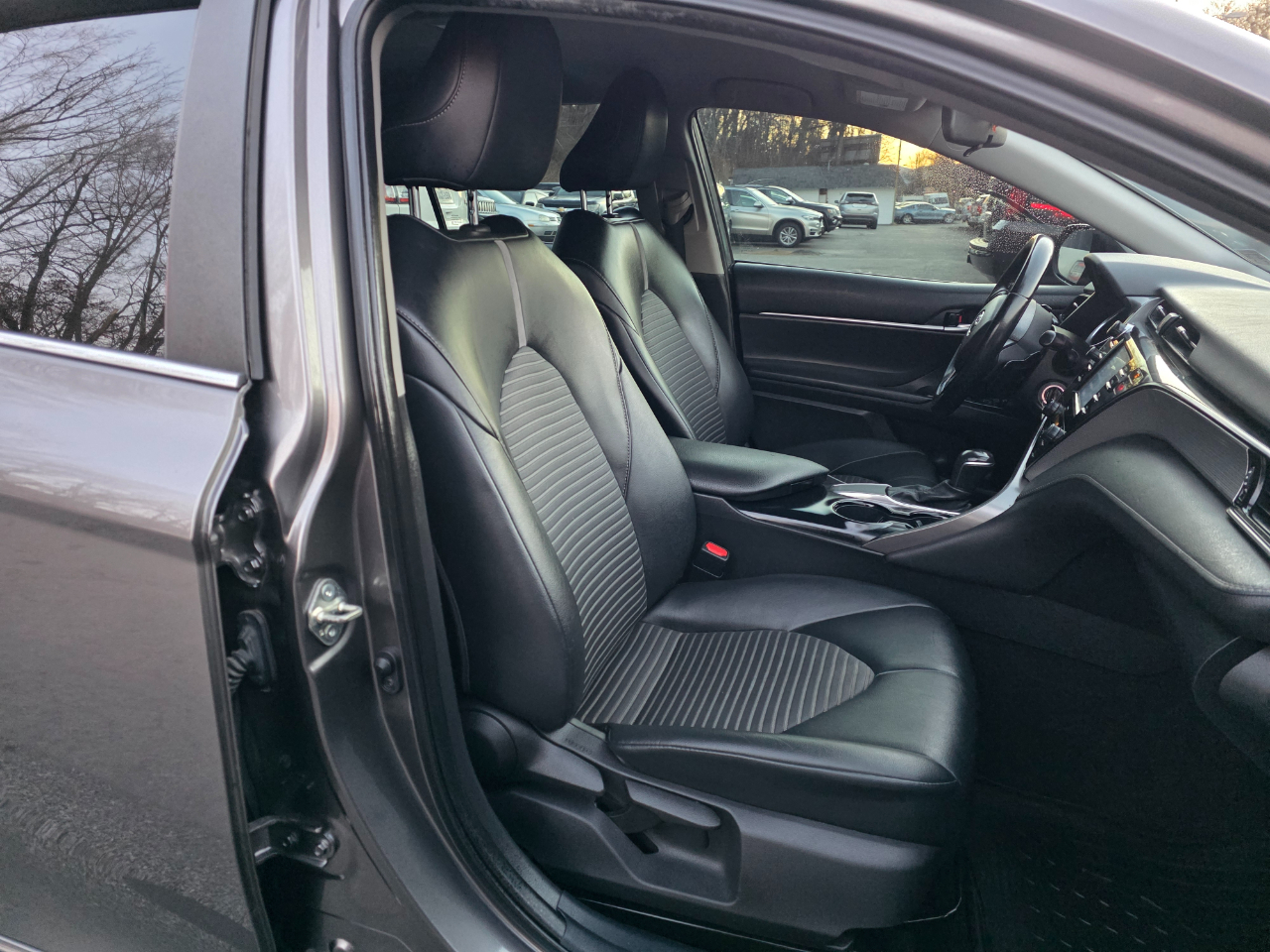 Toyota Camry SE Auto (Natl) 2020