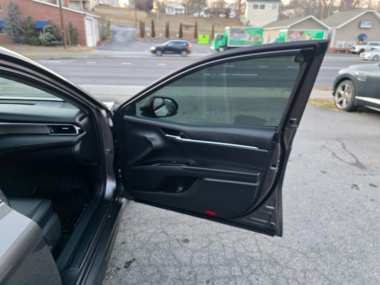 Toyota Camry SE Auto (Natl) 2020