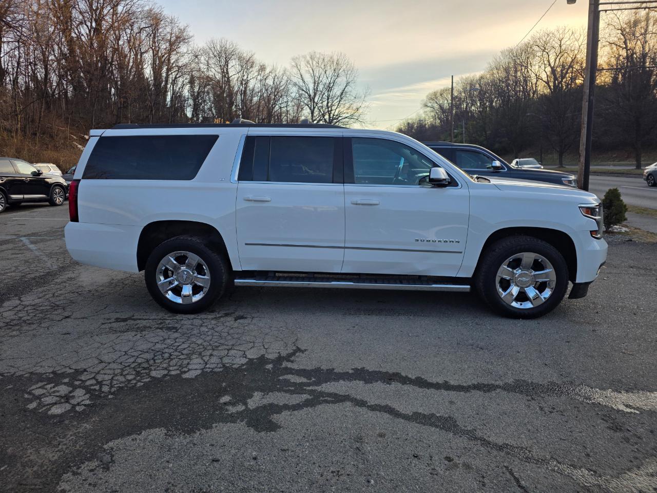 Chevrolet Suburban 4WD 4dr 1500 LT 2019