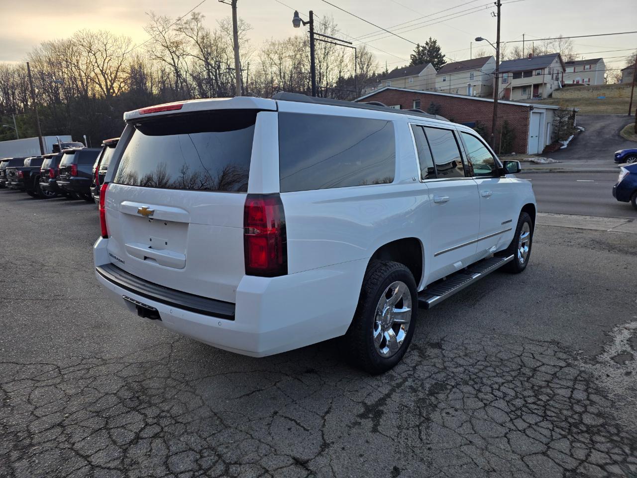 Chevrolet Suburban 4WD 4dr 1500 LT 2019