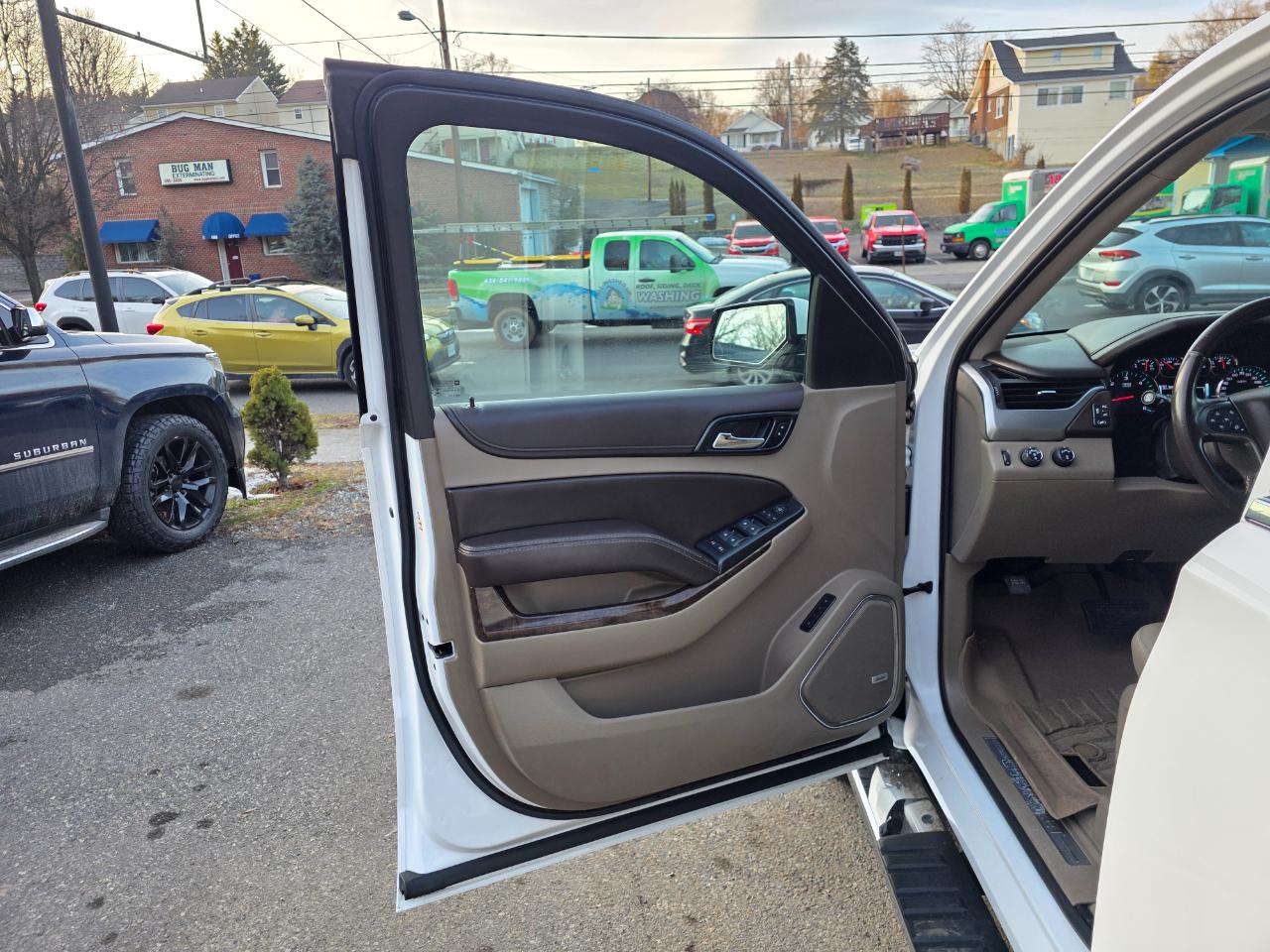 Chevrolet Suburban 4WD 4dr 1500 LT 2019