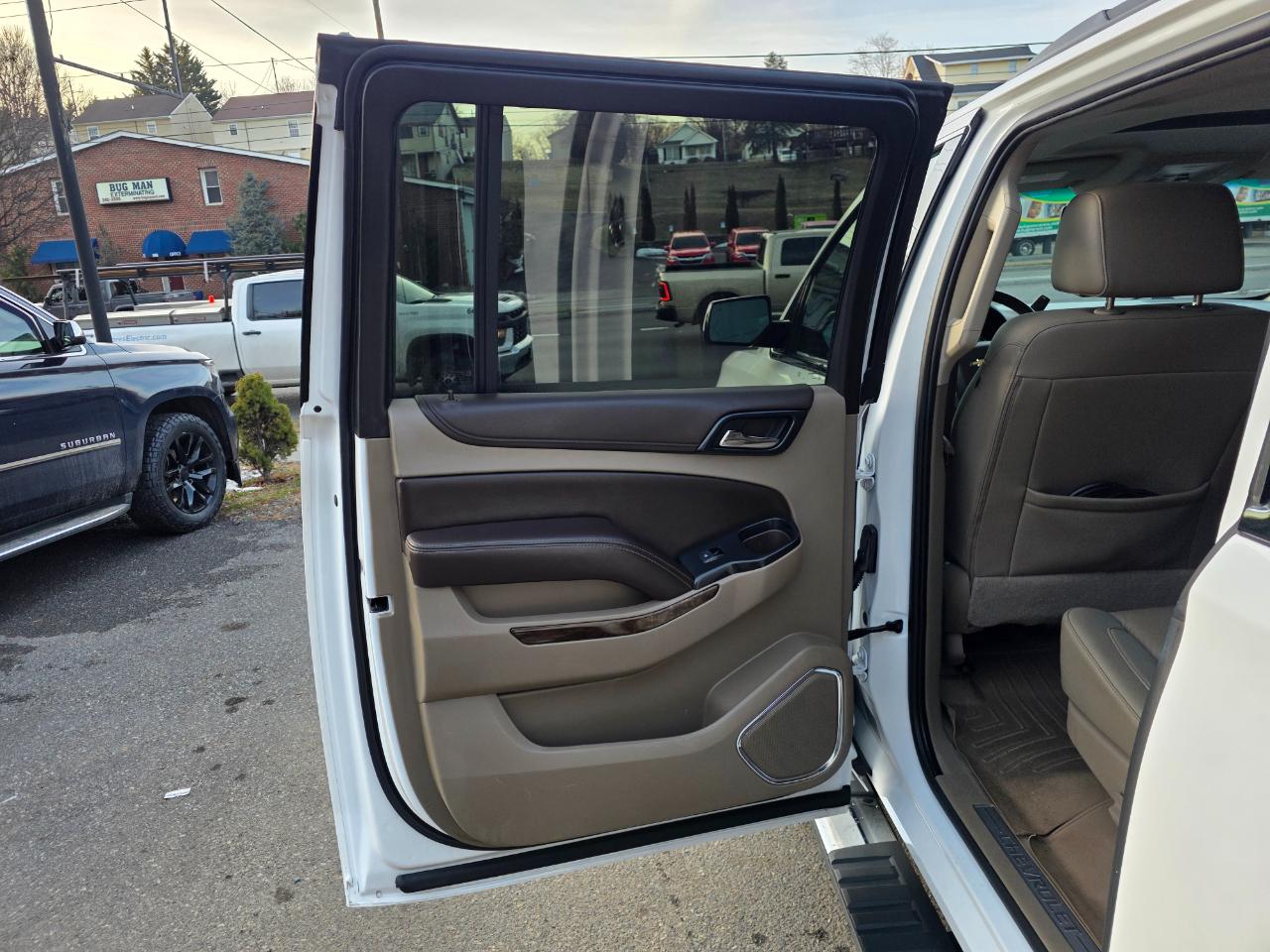 Chevrolet Suburban 4WD 4dr 1500 LT 2019