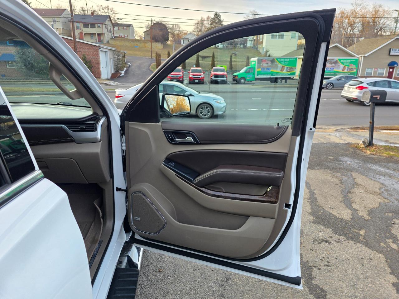 Chevrolet Suburban 4WD 4dr 1500 LT 2019