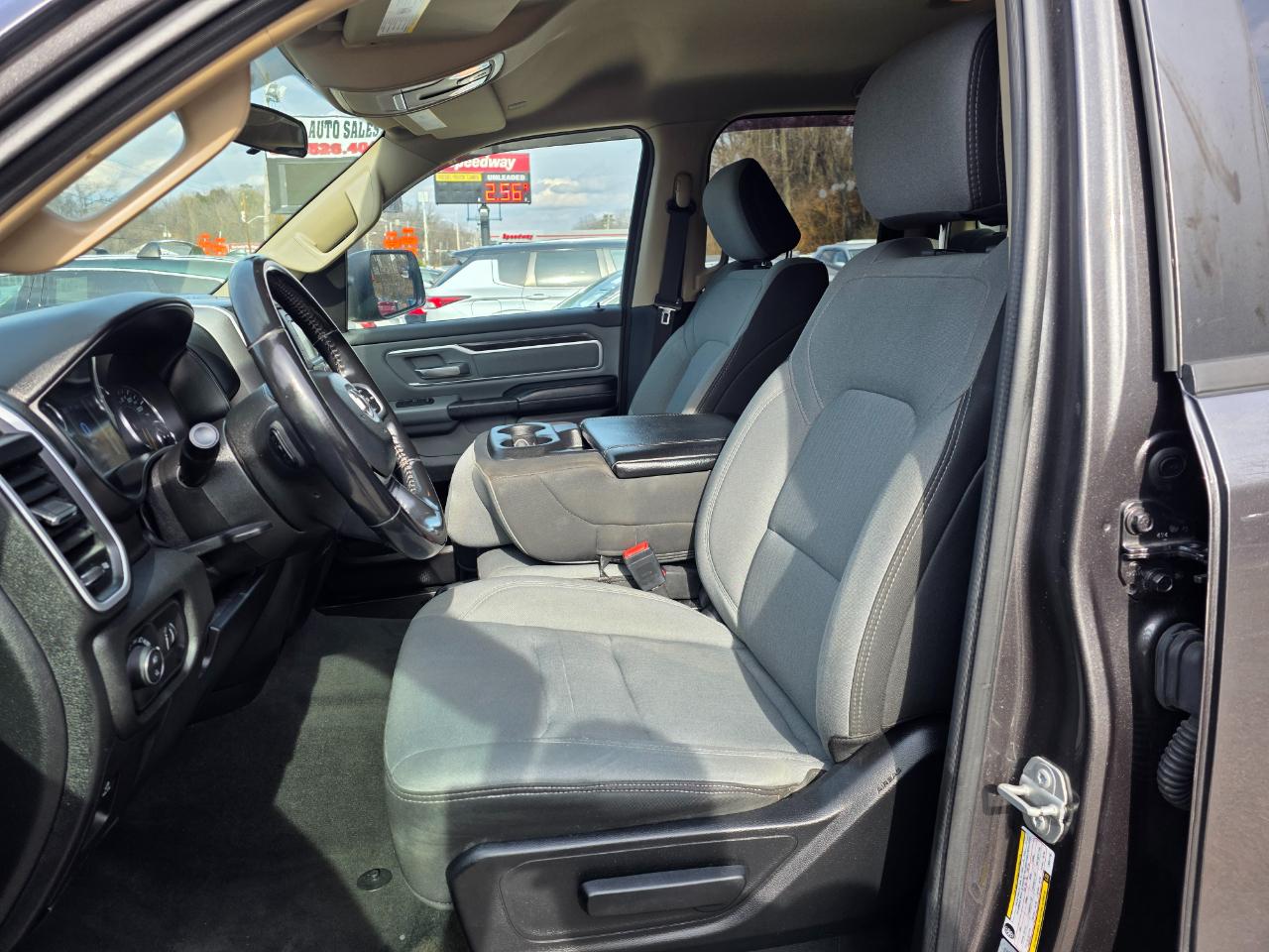 RAM 1500 Big Horn 4x4 Quad Cab 6'4" Box 2020