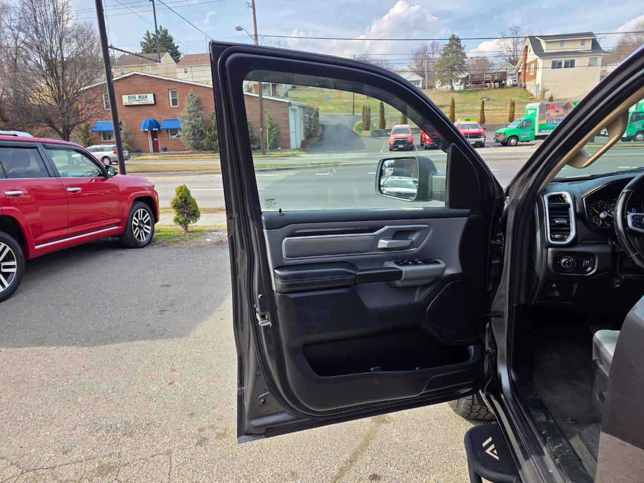 RAM 1500 Big Horn 4x4 Quad Cab 6'4" Box 2020