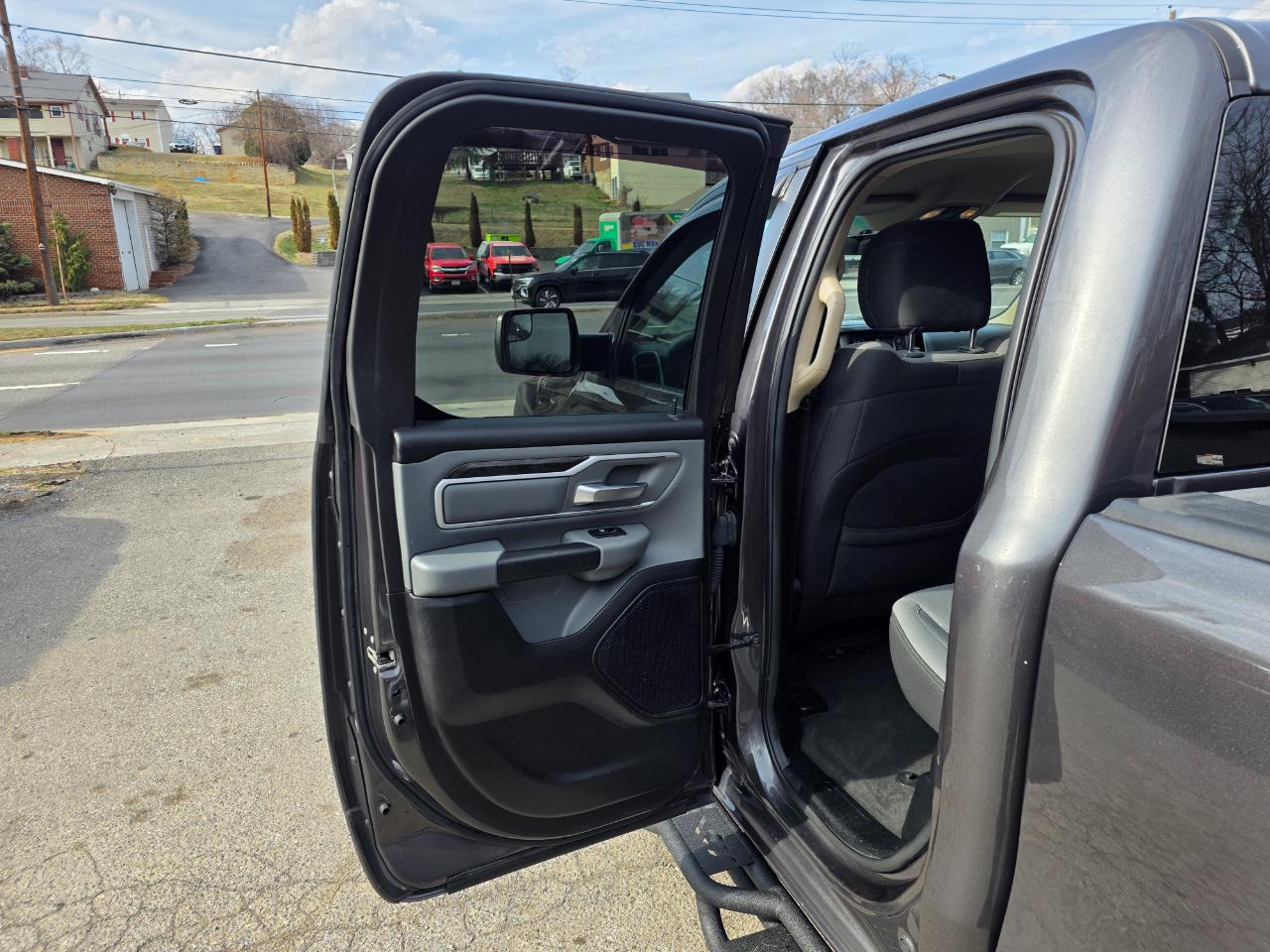 RAM 1500 Big Horn 4x4 Quad Cab 6'4" Box 2020