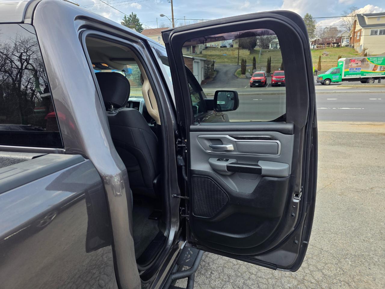 RAM 1500 Big Horn 4x4 Quad Cab 6'4" Box 2020