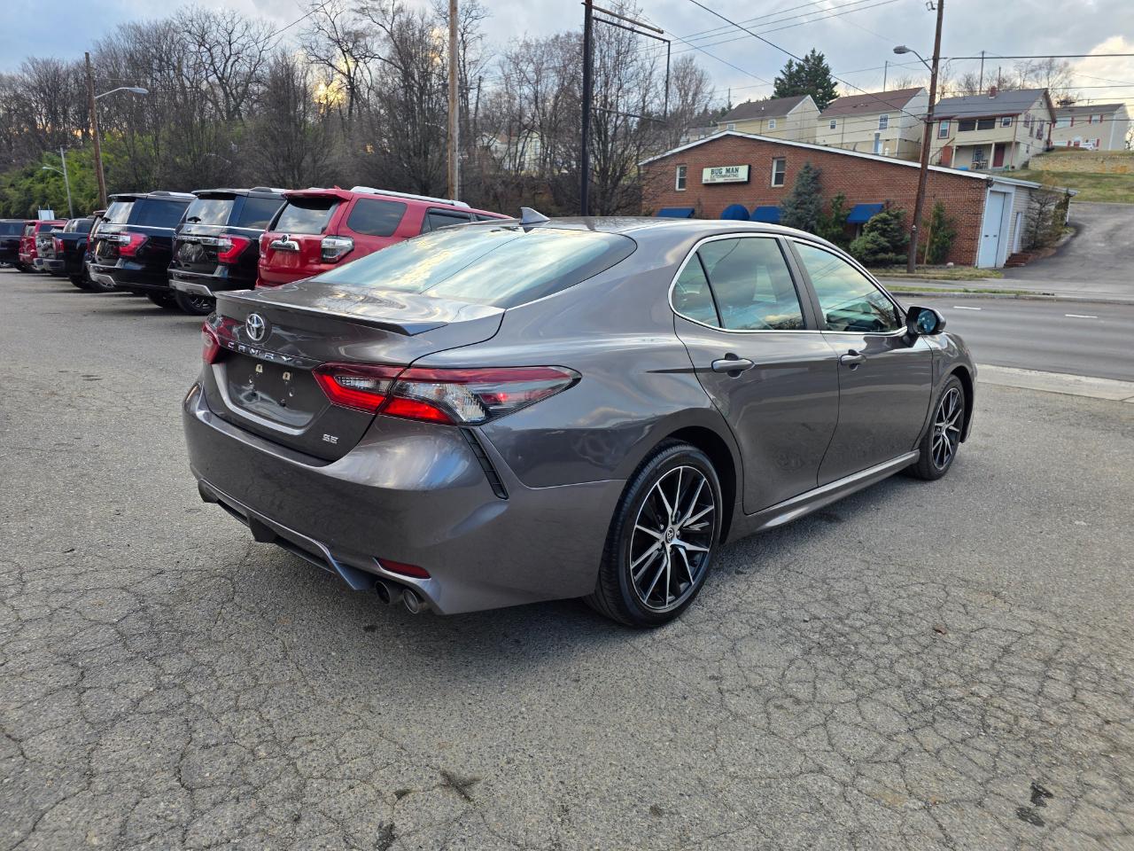 Toyota Camry SE Auto (Natl) 2021