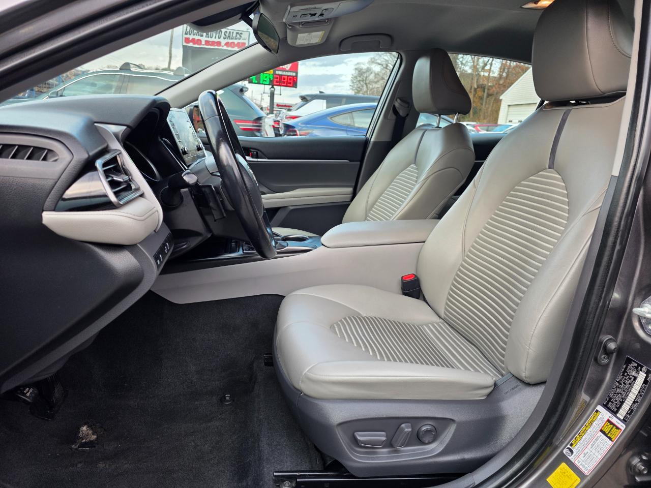 Toyota Camry SE Auto (Natl) 2021