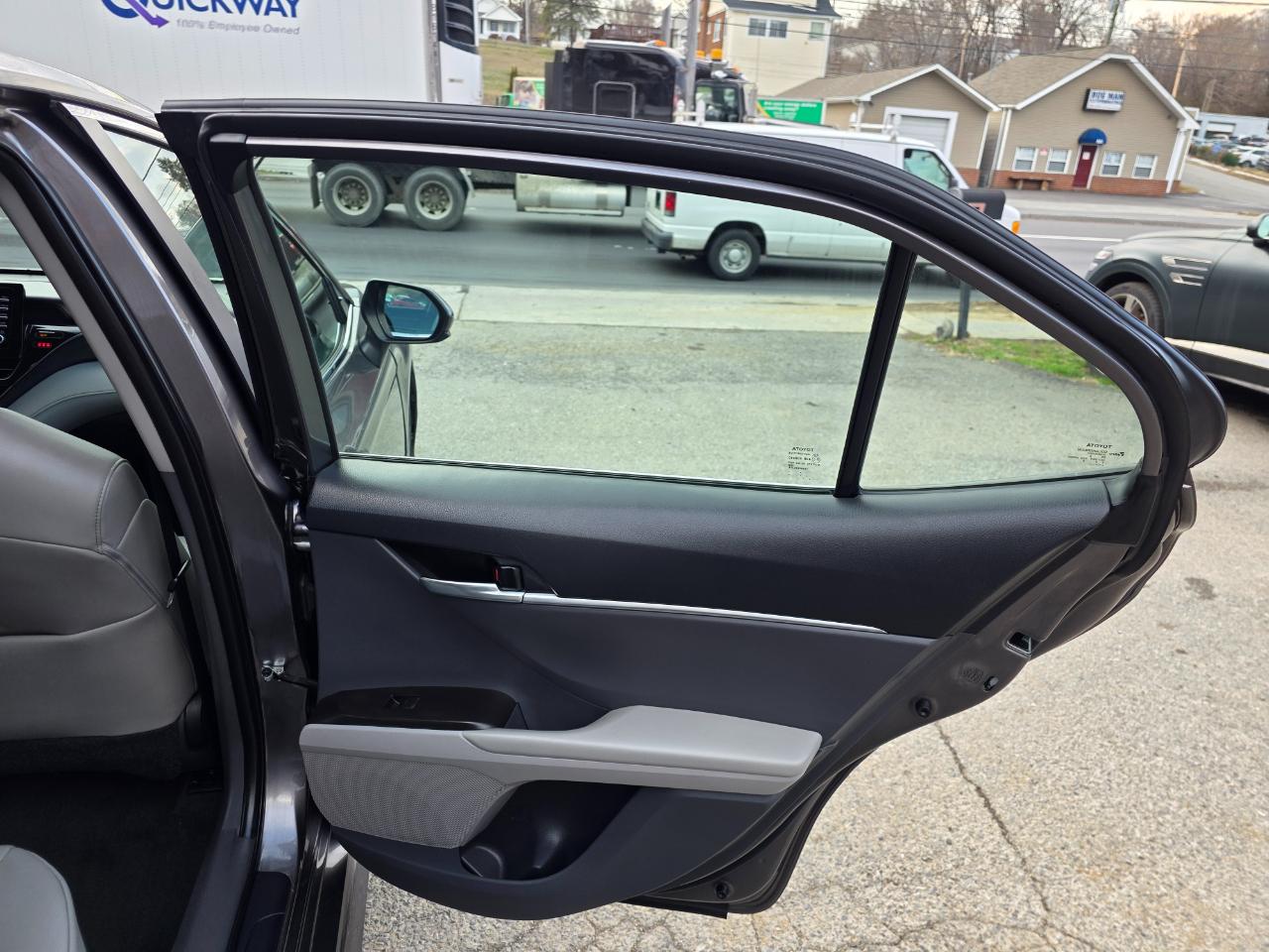 Toyota Camry SE Auto (Natl) 2021