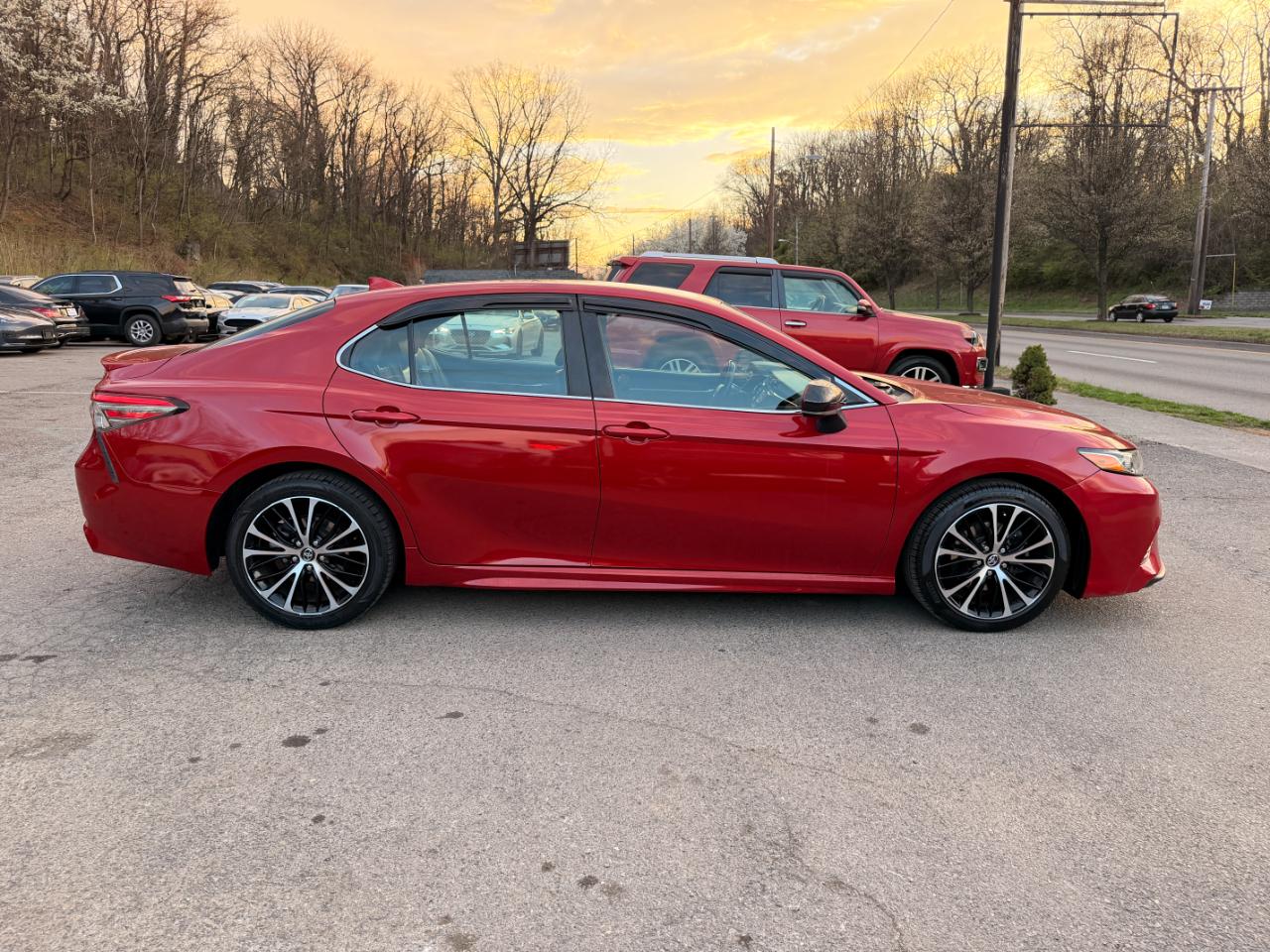 Toyota Camry SE Auto (Natl) 2020