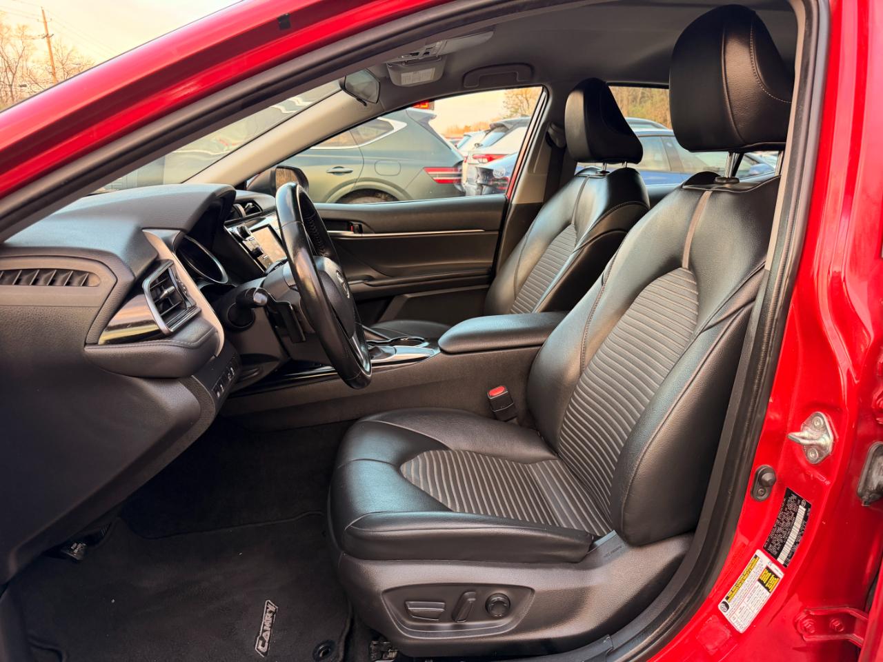 Toyota Camry SE Auto (Natl) 2020