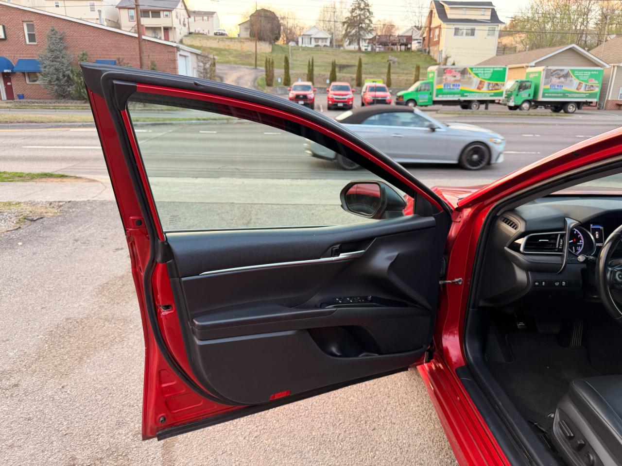 Toyota Camry SE Auto (Natl) 2020