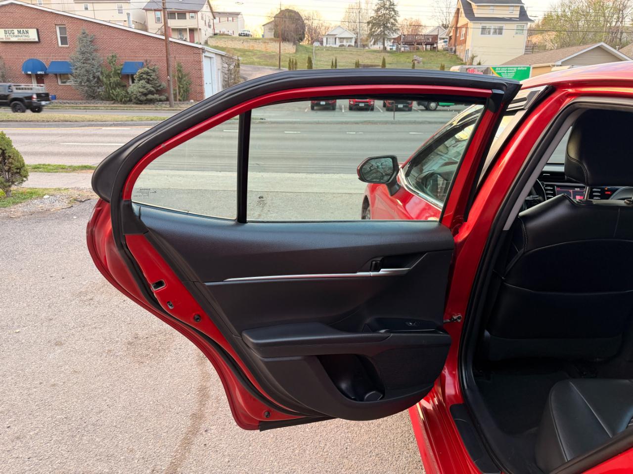 Toyota Camry SE Auto (Natl) 2020