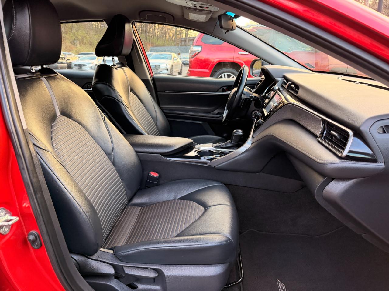 Toyota Camry SE Auto (Natl) 2020