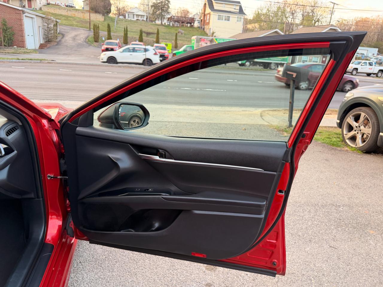 Toyota Camry SE Auto (Natl) 2020