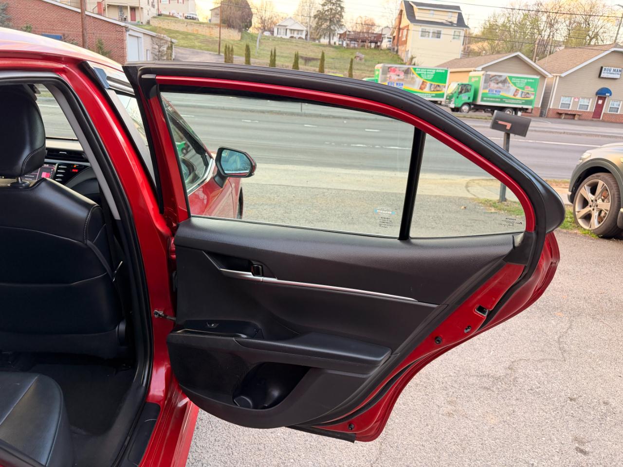 Toyota Camry SE Auto (Natl) 2020