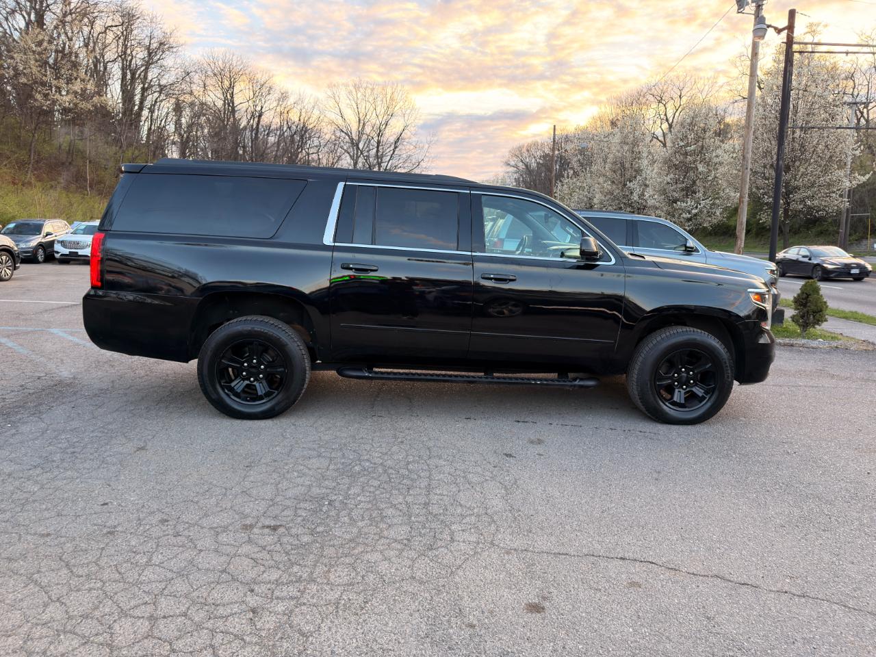 Chevrolet Suburban 4WD 4dr 1500 LT 2017