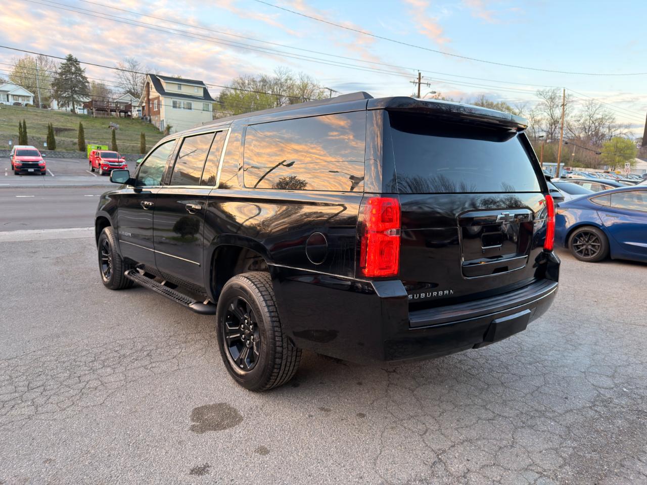 Chevrolet Suburban 4WD 4dr 1500 LT 2017