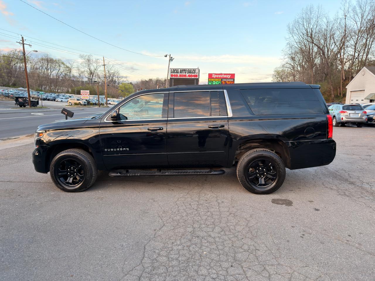 Chevrolet Suburban 4WD 4dr 1500 LT 2017