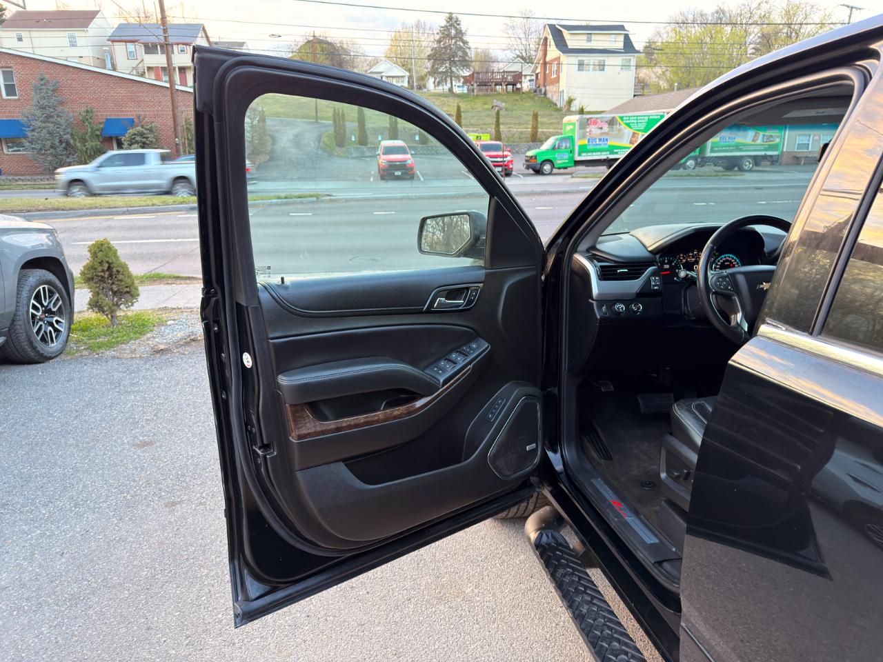 Chevrolet Suburban 4WD 4dr 1500 LT 2017