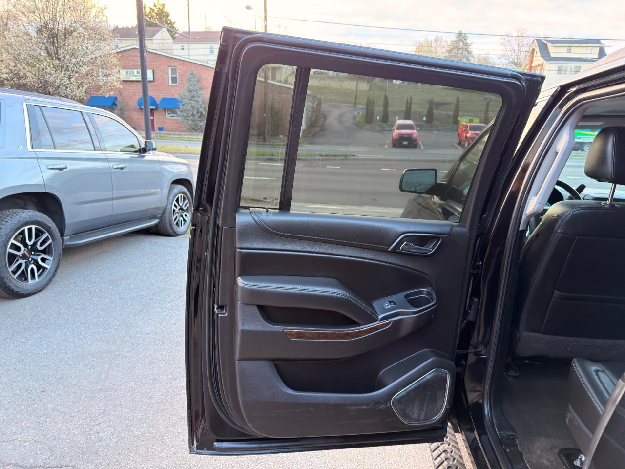 Chevrolet Suburban 4WD 4dr 1500 LT 2017